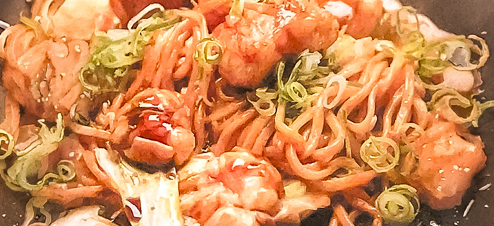 １番人気の「牛ホルモン焼きそば」は、ぷりぷりの牛ホルモンと出汁の効いた焼きそばとの相性抜群。